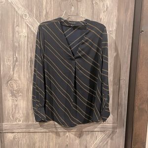 Medium Banana Republic V-neck blouse. Navy w/ gold print in poly. Like new.